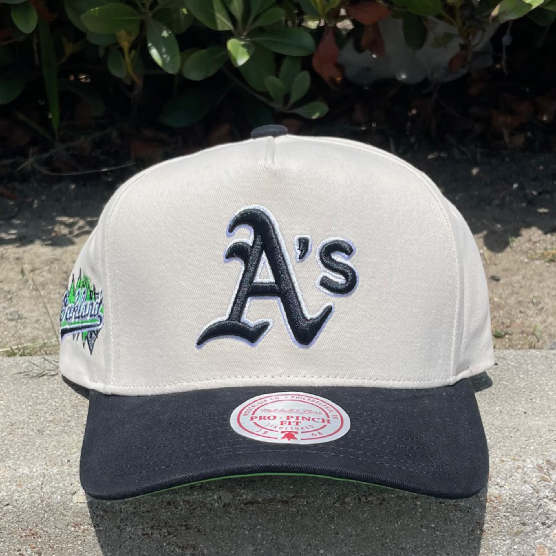 off white oakland athletics overspray pro pinch fit mitchell and ness snapback