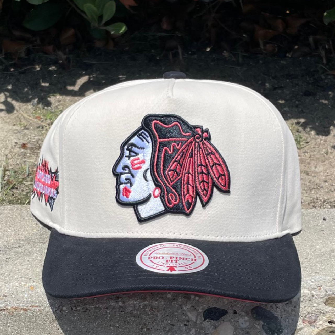 OFF WHITE black chicago blackhawks overspray pro pinch fit mitchell and ness snapback