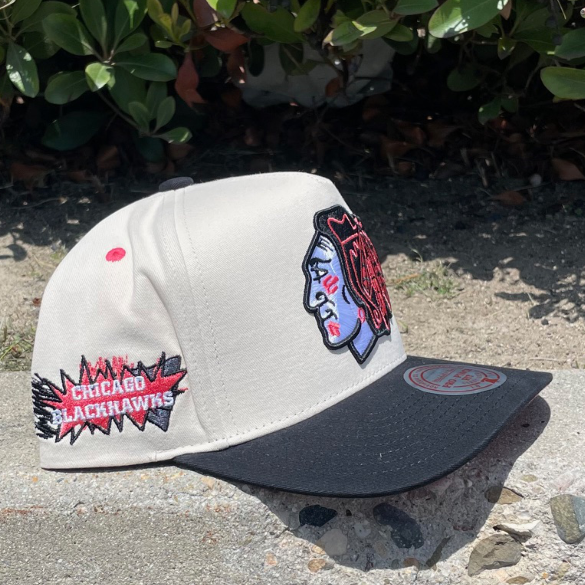 OFF WHITE black chicago blackhawks overspray pro pinch fit mitchell and ness snapback