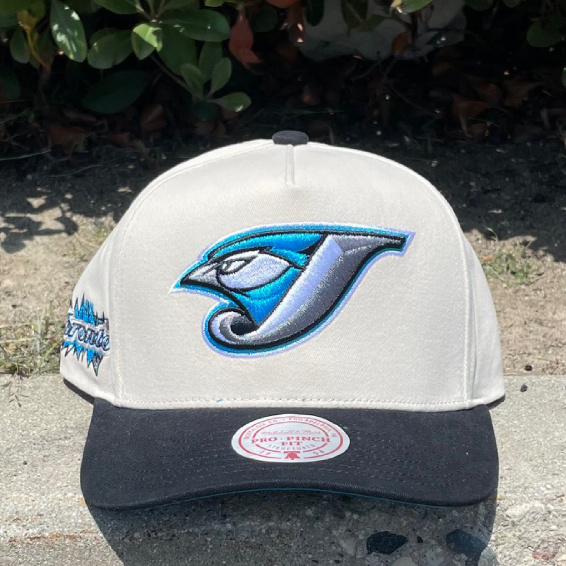 off white black toronto blue jays overspray pro pinch fit mitchell and ness snapback