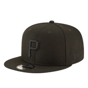 NewEra 9Fifty Pittsburgh Pirates P All Black snapback cap.