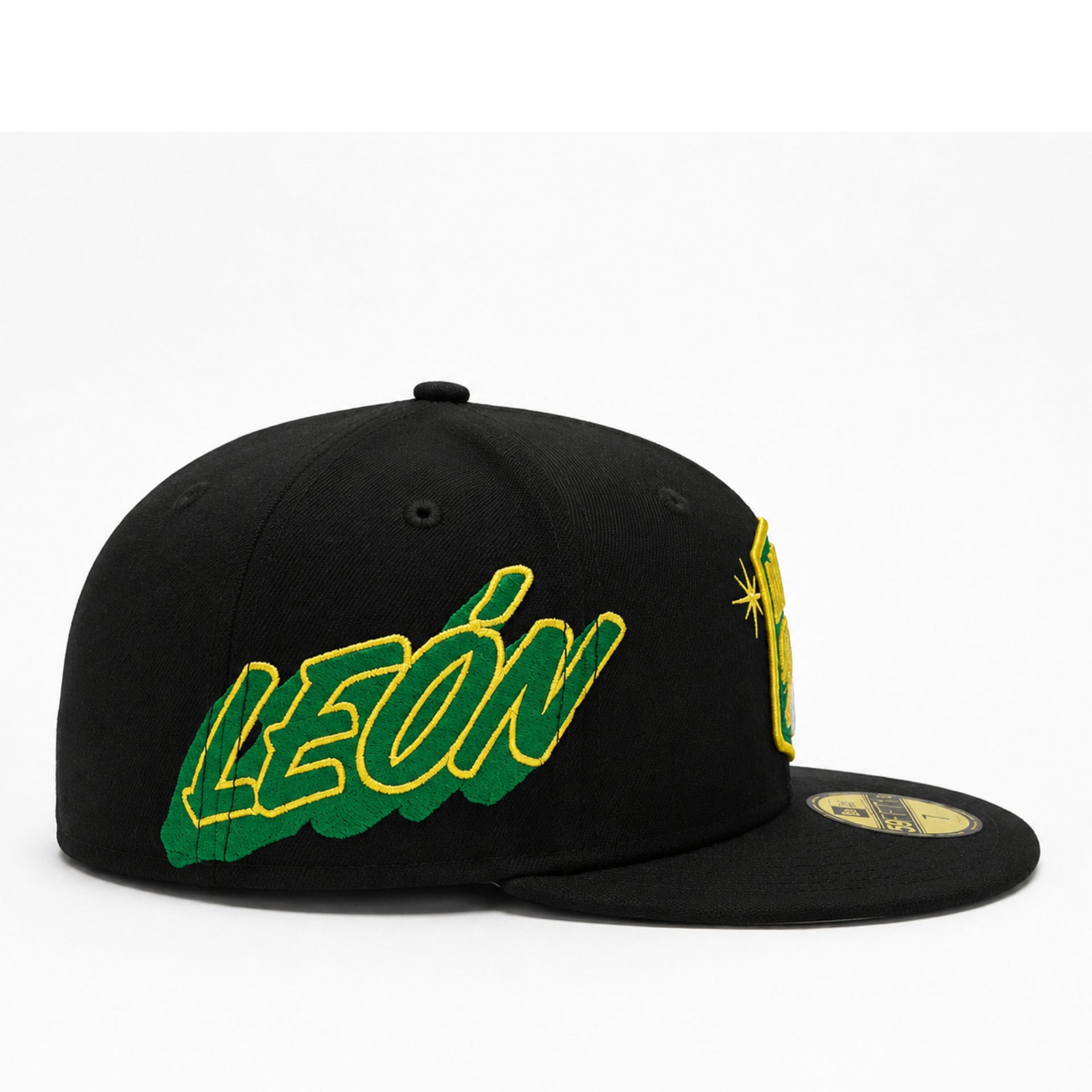 New Era Club León Black 59FIFTY Fitted Hat right side view