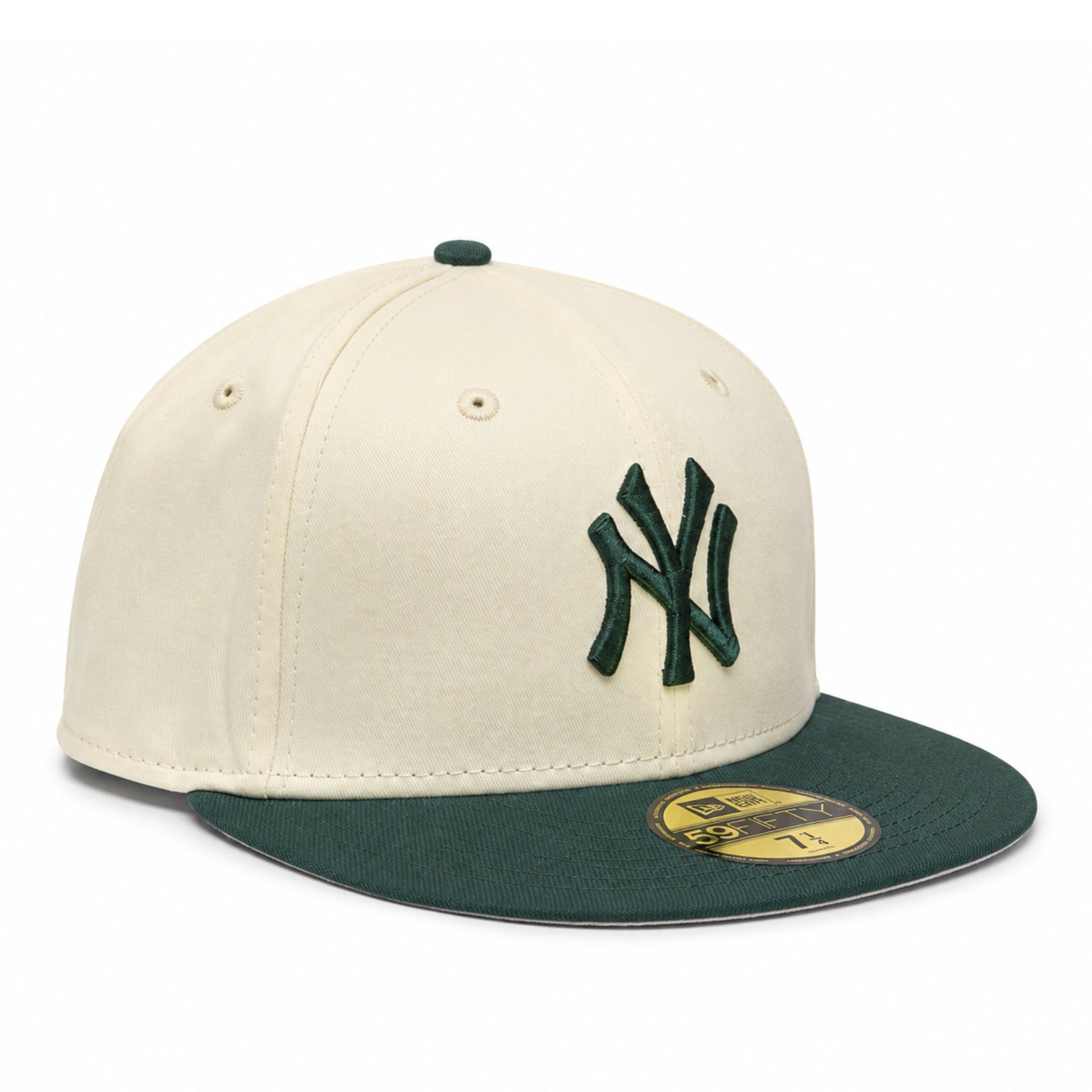 angled view of New Era New York Yankees 59FIFTY Fitted Algodon Hat in Chrome and Dark Green