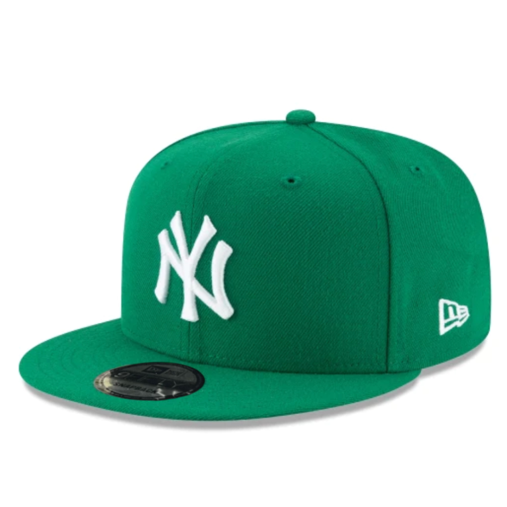 Kelly green New Era New York Yankees 9FIFTY snapback hat with white NY logo, front view on white background
