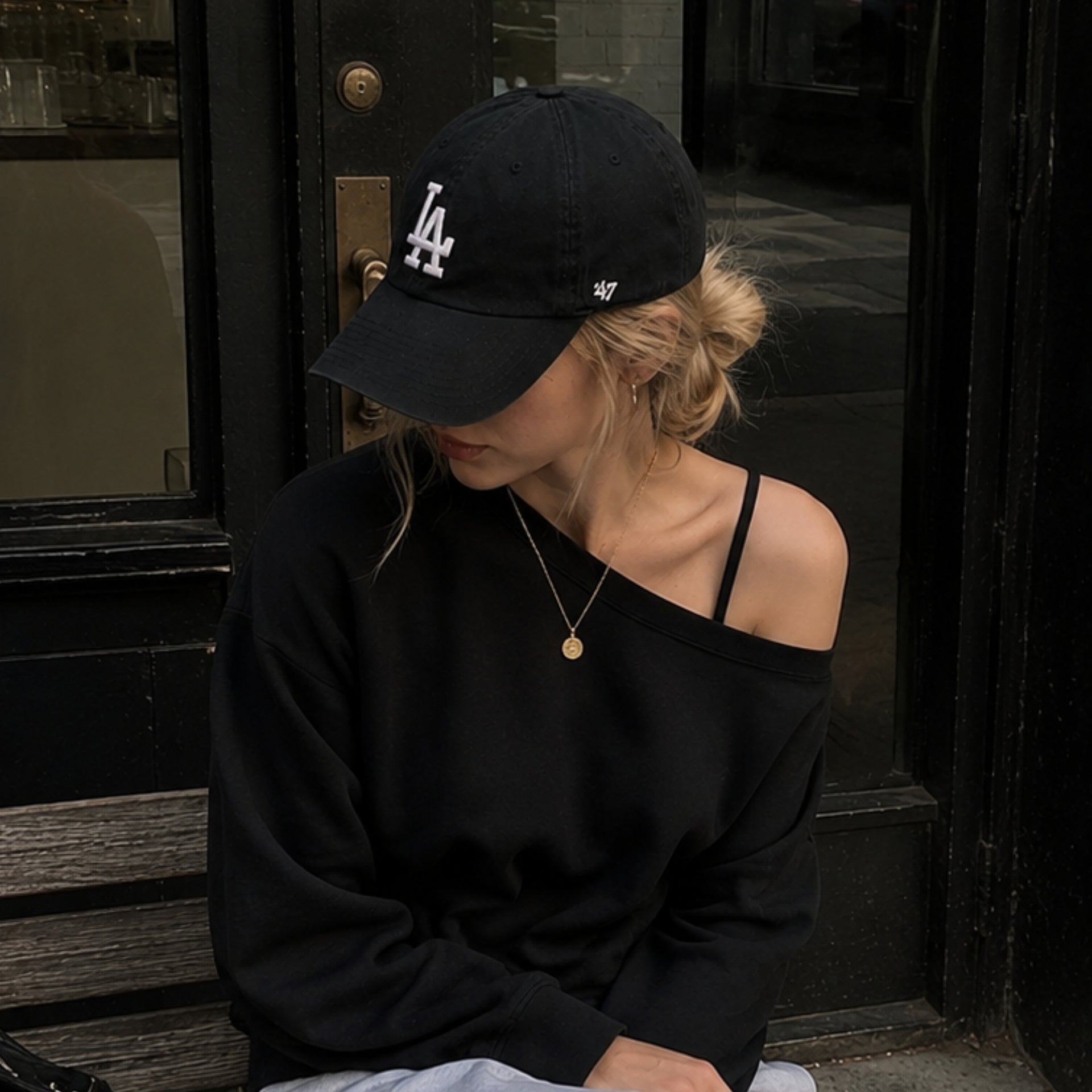Woman wearing ’47 Brand Los Angeles Dodgers black Clean Up adjustable hat outdoors