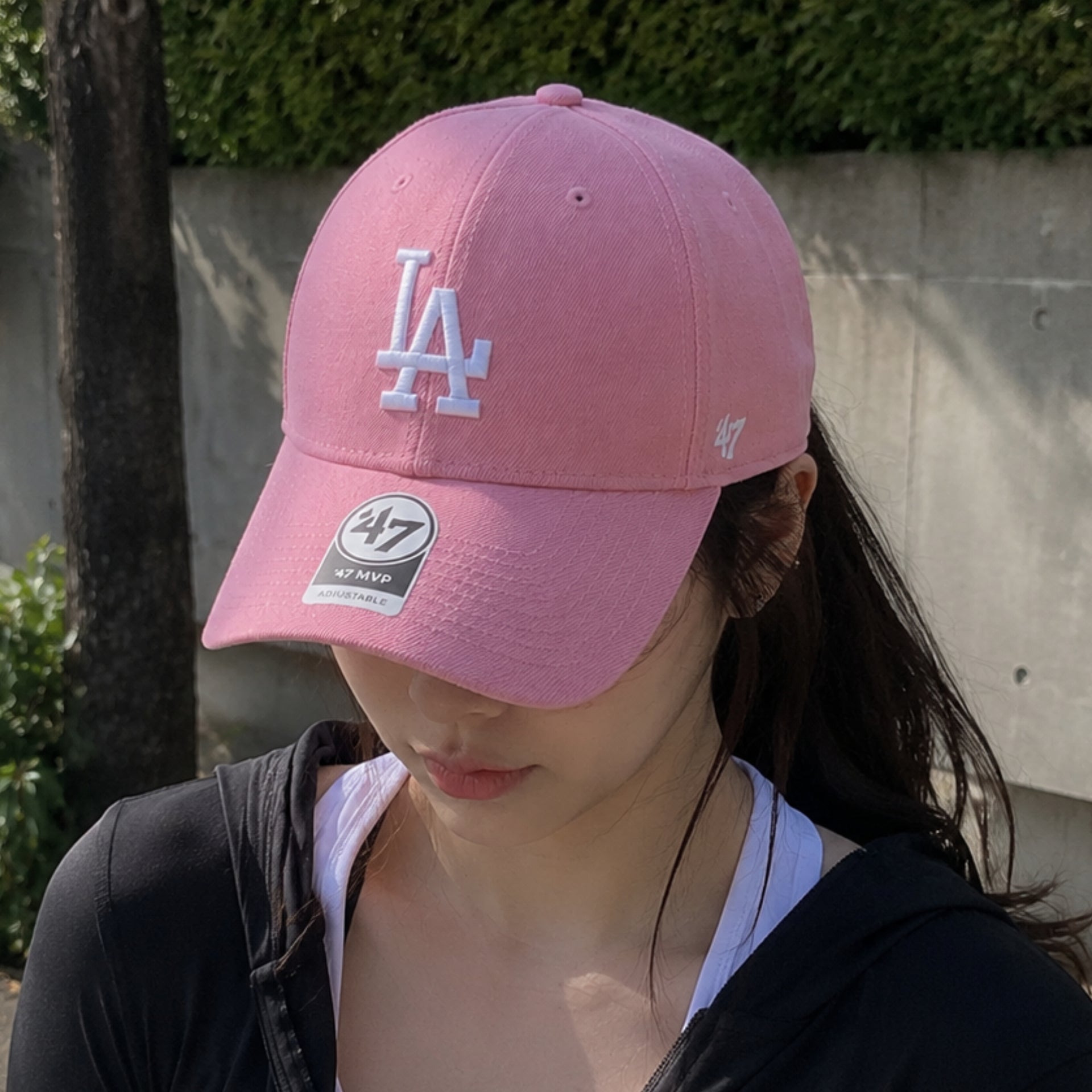 Woman wearing ’47 Brand Los Angeles Dodgers pink MVP adjustable hat with white LA logo