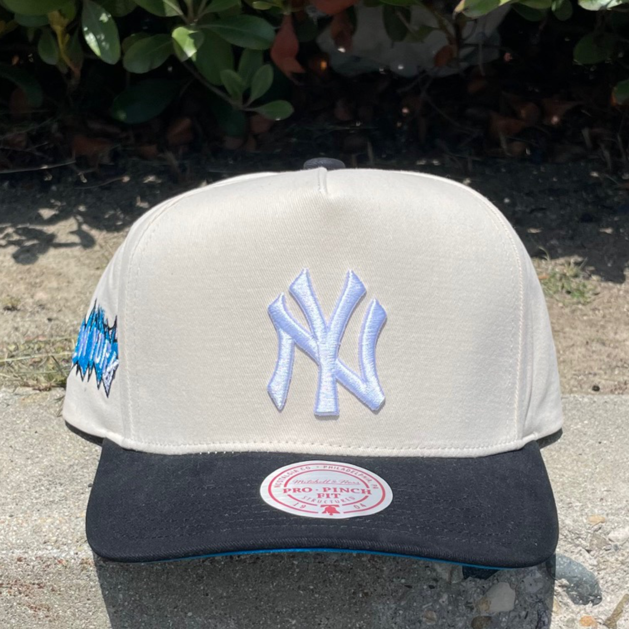 off white and black new york yankees overspray pro pinch fit mitchell and ness snapback